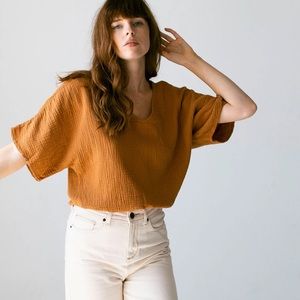 Suunday THE GAUZE DOLMAN TOP in Meerkat